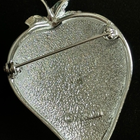 Sarah Coventry 1968 Silver toned Strawberry Brooch - Picture 4 of 7